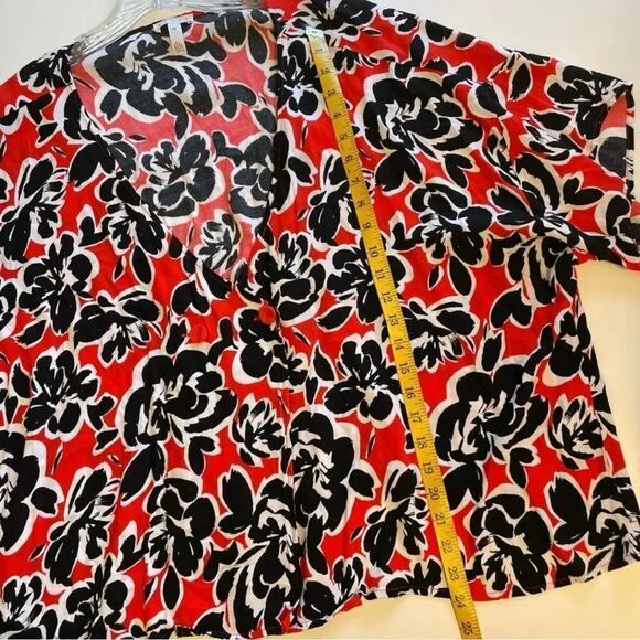 LEiTH Floral Red Black & White Semi Cropped V Neck Blouse, Size 4X - Picture 8 of 8